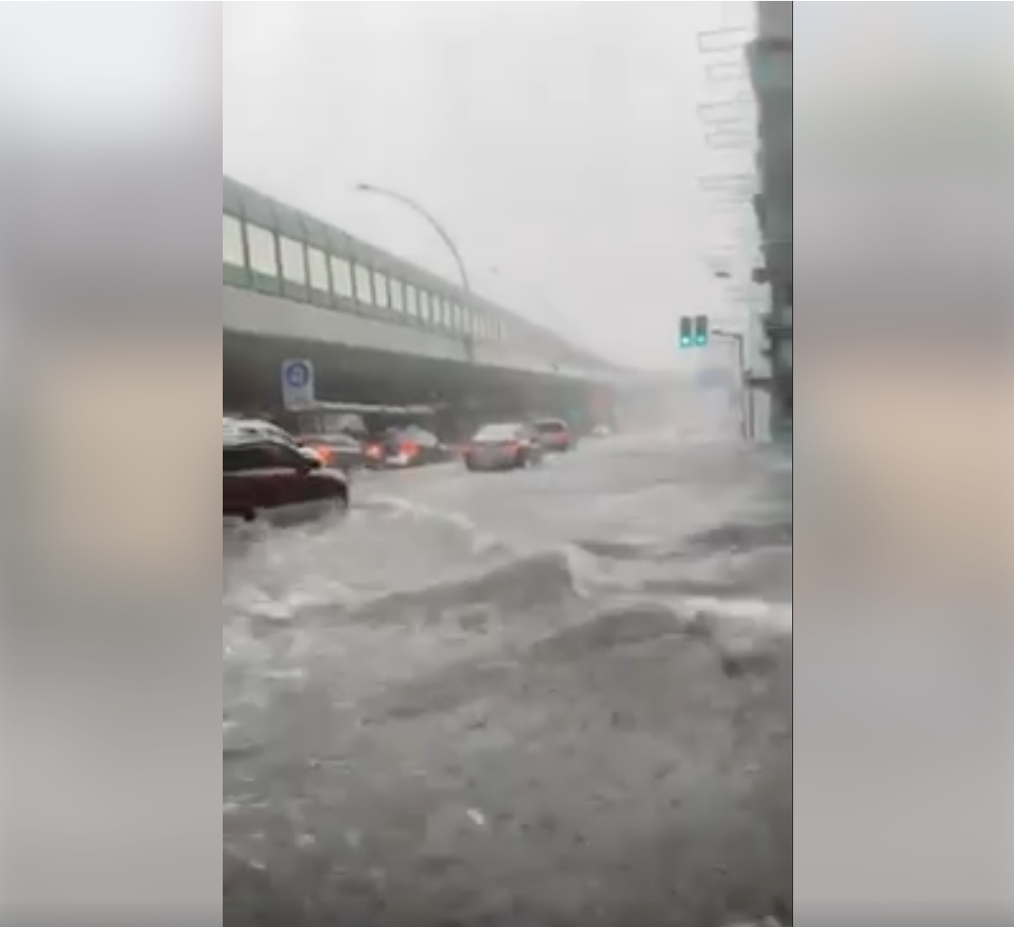 強颱利奇馬在大陸浙江地區登陸，造成當地嚴重水災及土石流，有大陸網友在臉書上傳影片，表示上海市區也遭受波及。 圖：網友/提供