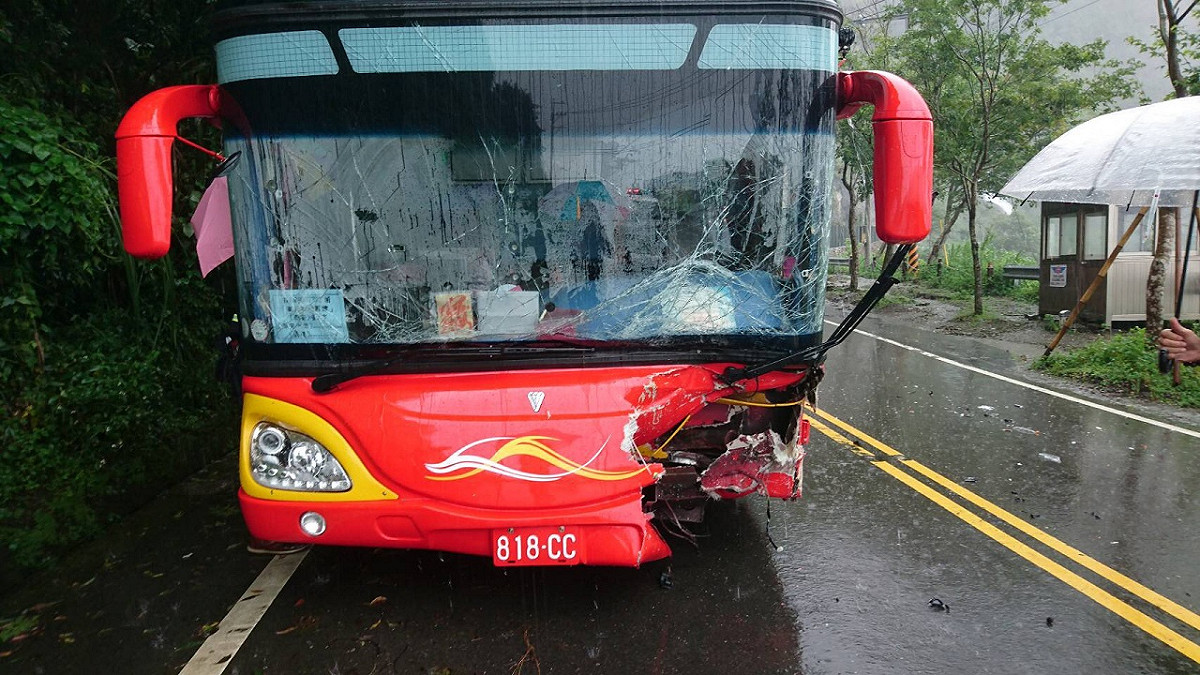 阿里山公路今（11）日中午發生一起遊覽車與休旅車相撞事故，搭載中國陸客的遊覽車左側車頭受損，車上共計2男4女受傷。 圖：嘉義縣消防局提供