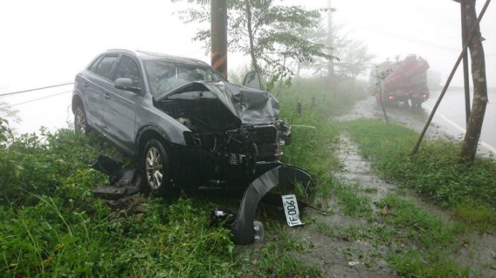 與遊覽車發生擦撞的休旅車受損情況嚴重，車上五名乘客均受到輕重傷。 圖：嘉義縣消防局提供