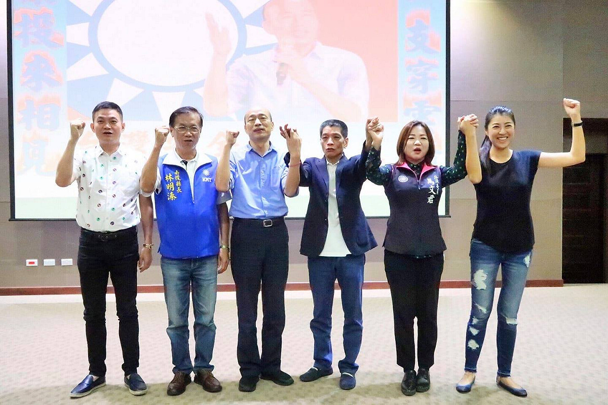 高雄市長韓國瑜今日前往南投跑行程，與地方人士交流，傾聽民意。 圖：翻攝自許淑華臉書