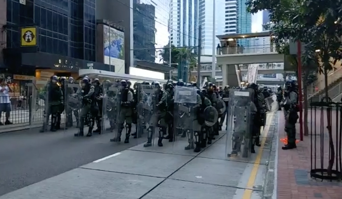 香港民眾持續上街遊行，警方今天下午4點開始動員戒備，並放出催淚彈驅散人群。 圖：翻攝自立場新聞直播