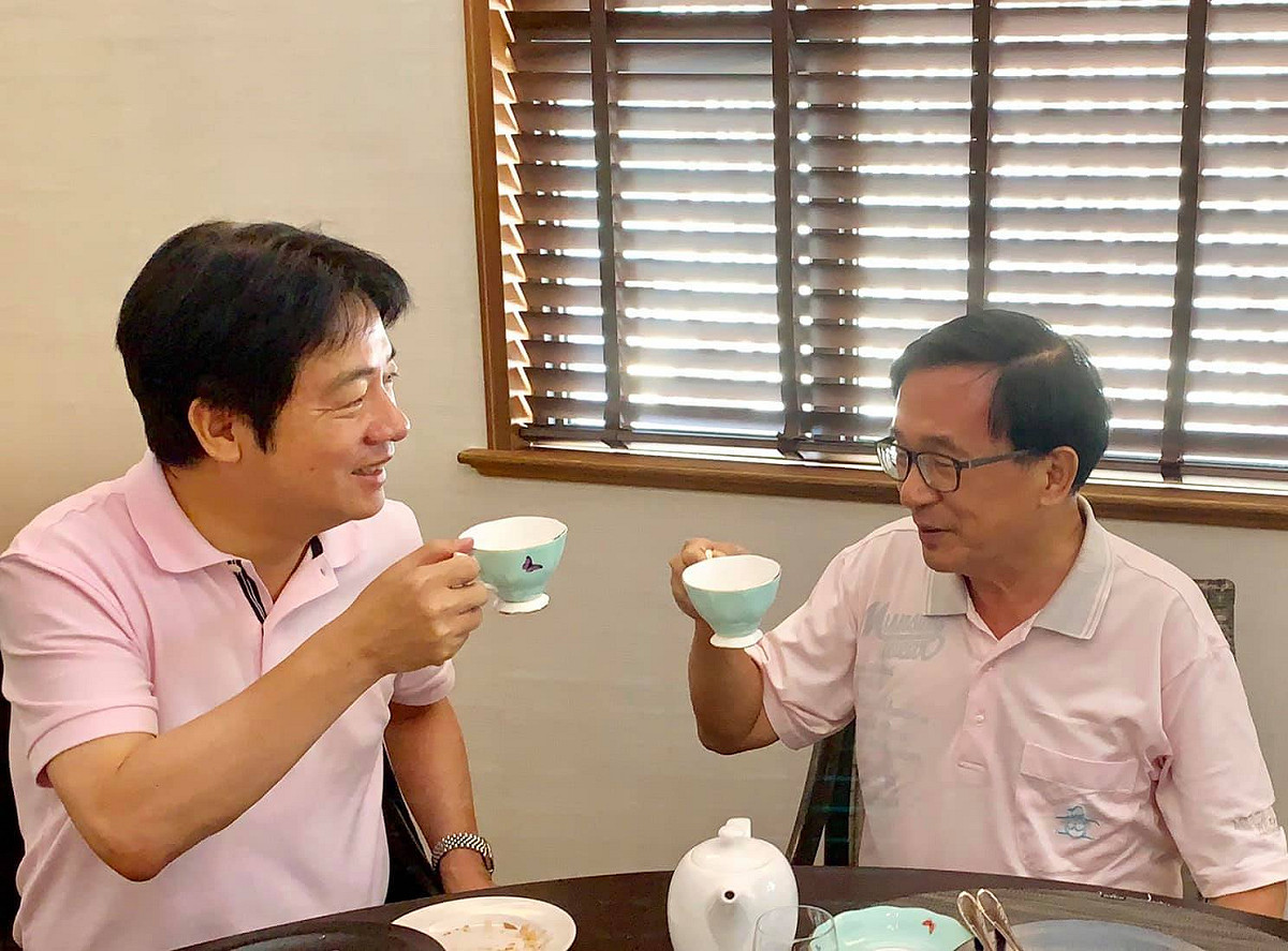 前總統陳水扁透過臉書分享他和前行政院長賴清德見面的照片。 圖：翻攝YonGe Chen臉書
