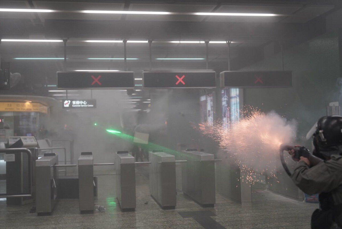 香港反送中衝突愈演愈烈，香港警方甚至於於港鐵站內發射催淚彈。 圖：翻攝Felix Lam@Hk.Imaginaire(資料照片)