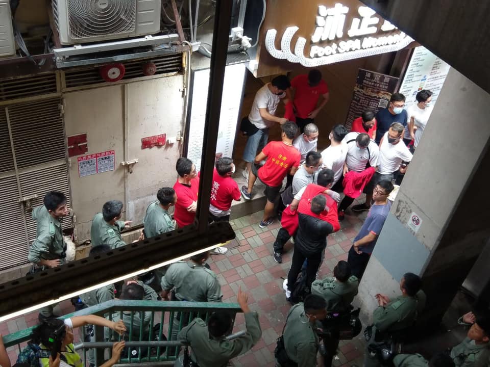 網路上盛傳「福建幫」將於今日襲擊反送中示威者，還有「紅衣變身白衣」、福建人及警察互相配合的照片、影片流出。 圖：翻攝廢中臉書