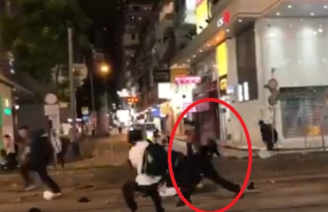 港警扮暴徒襲擊民眾。 圖：翻攝自MaxNg Dboy臉書