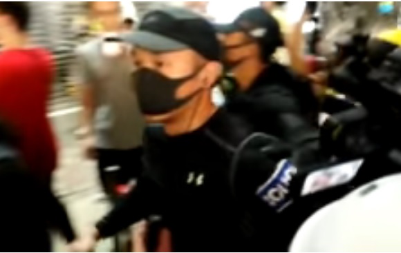 港警喬裝成示威者遭民眾質疑。 圖：翻攝自臉書直播