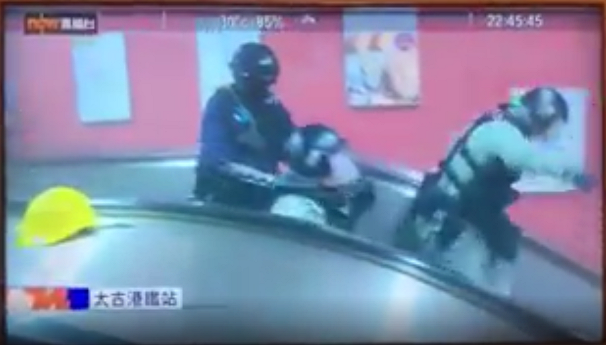 港警衝進港鐵站，見人就打，手段兇狠。 圖：翻攝電視畫面
