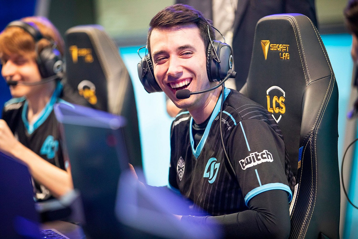 老牌勁旅CLG打進季後賽，隊上中路選手PowerOfEvil露出笑容 圖：翻攝自 lolesports 官方推特