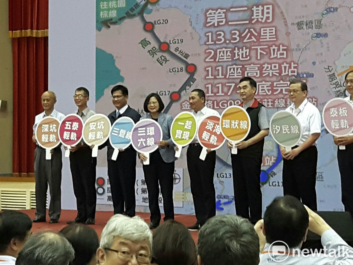 總統蔡英文今天到新北市聽取捷運萬大樹林線第二期工程簡報，交通部長林佳龍、新北市長侯友宜及台北市副市長鄧家基均出席。 圖：林昀真/攝