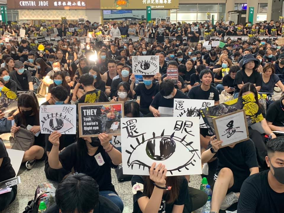 下午1時44分，香港國際機場已湧入靜坐群眾。 圖 : 翻攝自香港大學學生會學苑即時新聞臉書