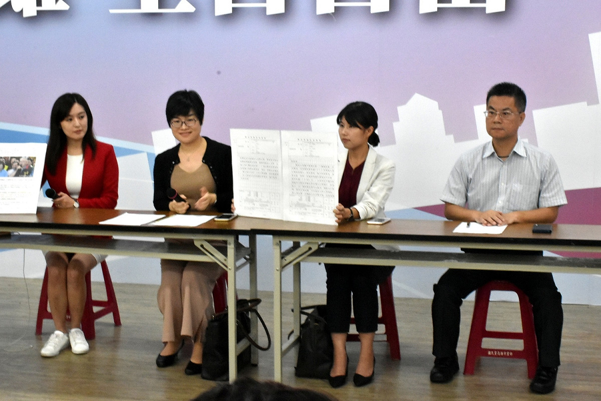 韓國瑜競總執行長林國正(右)、發言人何庭歡(左)與兩位律師召開記者會。 圖：孫家銘／攝