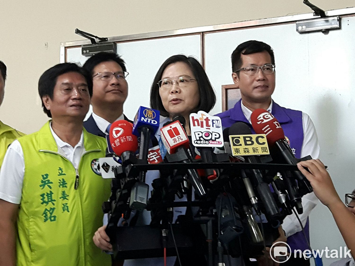 蔡英文表示，金門等三縣首長赴中一事屬中央事務，將請陸委會了解他們此行是否有先向中央報備。 圖：林昀真／攝