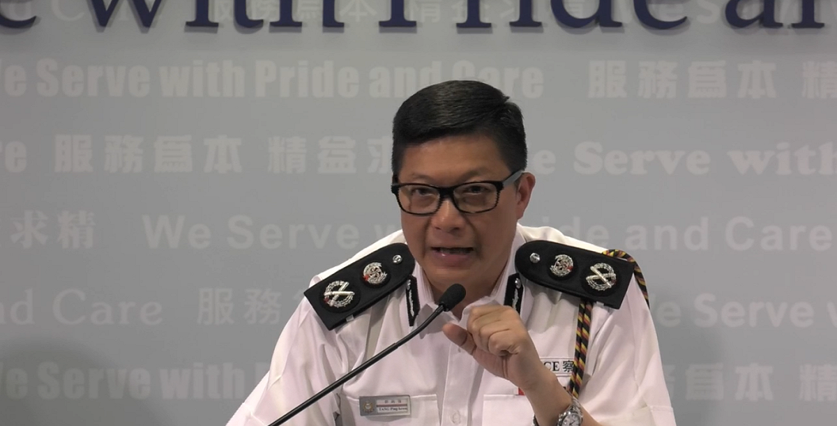 香港警方今(12)日召開記者會，交代近日香港各處發生的非法集結及警方行動，但香港警務處副處長(行動)鄧炳強，始終未正面回應警員是否混入示威者中。 圖：截自香港警察直播畫面(資料照)