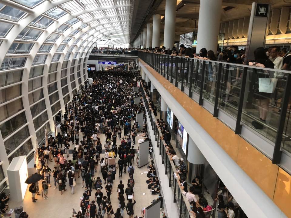 傳言機場警察已換上鎮暴裝準備清場，反送中團體於是決定be water, 在下午五點多主動離開赤鱲角機場。 圖 : 翻攝自桑普臉書