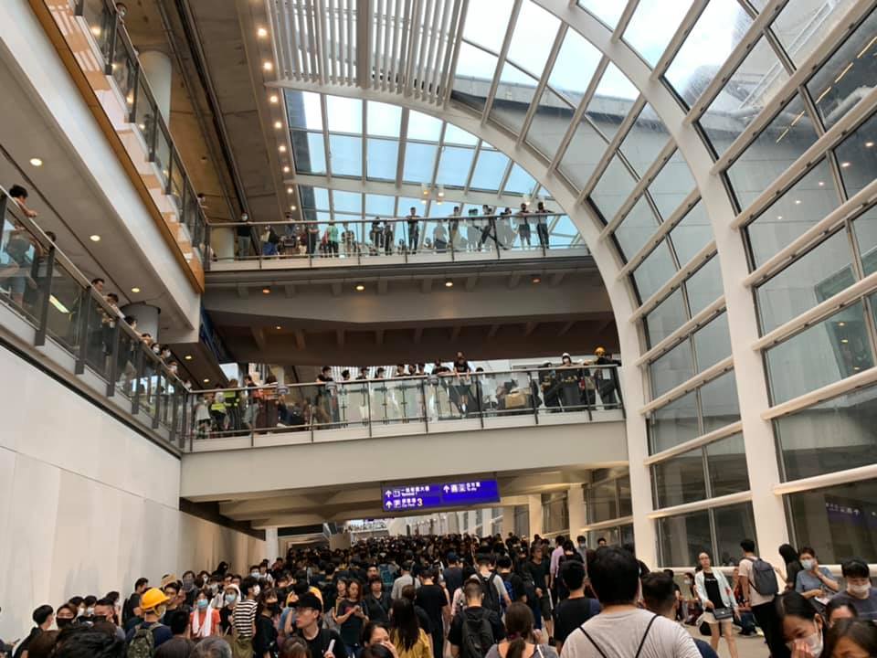 反送中群眾在傍晚逐漸離開機場。 圖 : 翻攝自黃之鋒臉書。