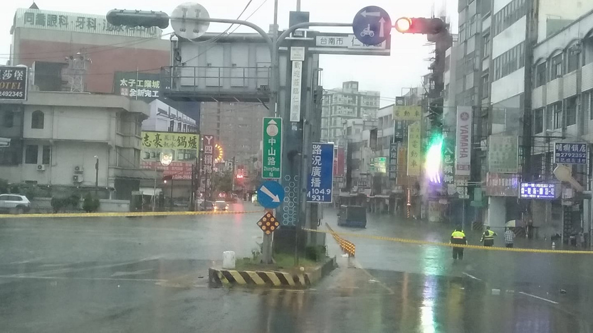 台南仁德道路淹水，警方封路。 圖：翻攝王定宇臉書/Alvin Lee留言
