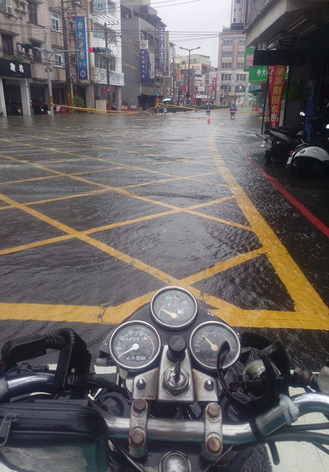 台南仁德道路淹水，警方封路。 圖：翻攝王定宇臉書/王小和留言