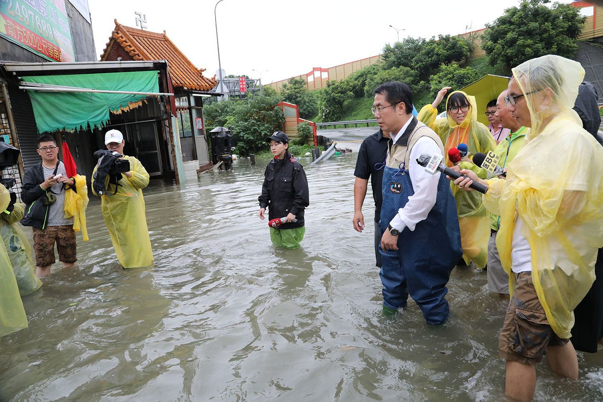 台南市長黃偉哲今天趕赴各淹水地區視察，慰問受影響的市民。 圖：台南市政府/提供