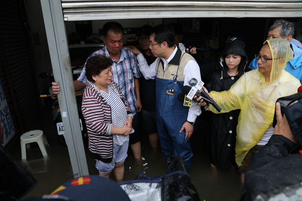 台南市長黃偉哲今天趕赴各淹水地區視察，慰問受影響的市民。 圖：台南市政府/提供