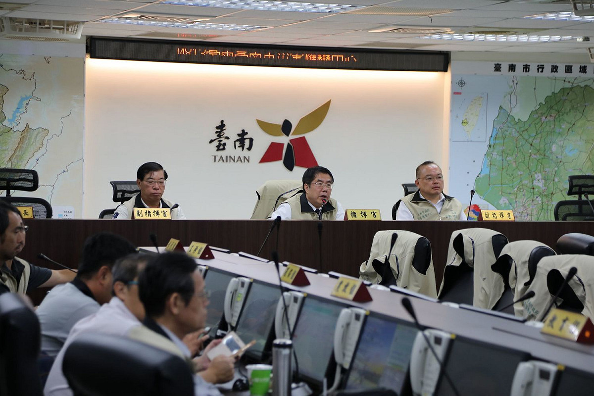 台南市長黃偉哲一早坐鎮防災中心指揮防災工作。 圖 : 黃博郎/攝