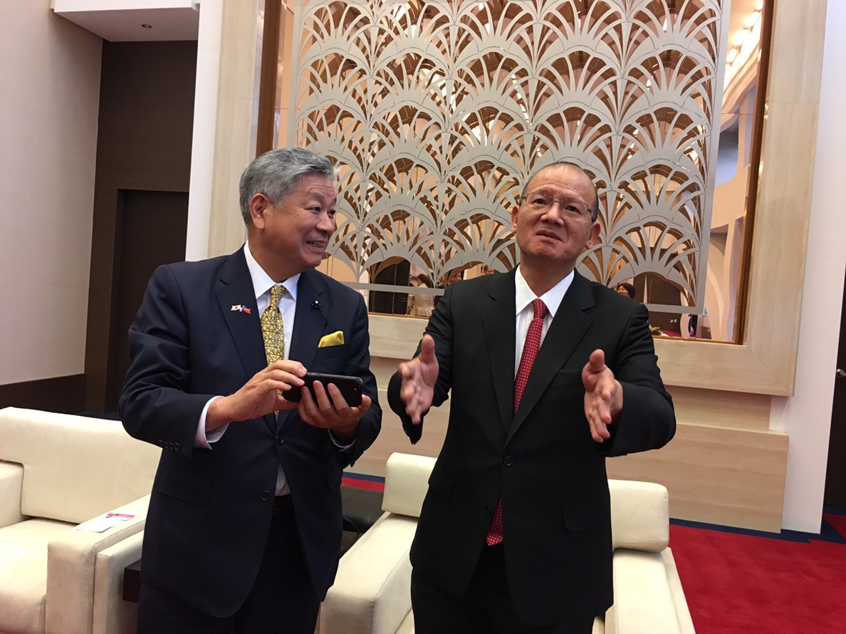 鳥取縣議長藤繩喜和與台中市議長張清照相談甚歡。 圖 : 台中市議會/提供