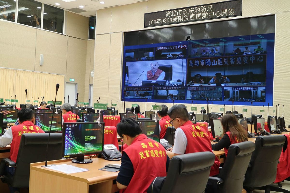 在西南風影響下，凌晨時為高雄帶來劇烈雷雨，韓國瑜於二級開設工作會議中坐鎮指揮。 圖 : 高雄市政府/提供