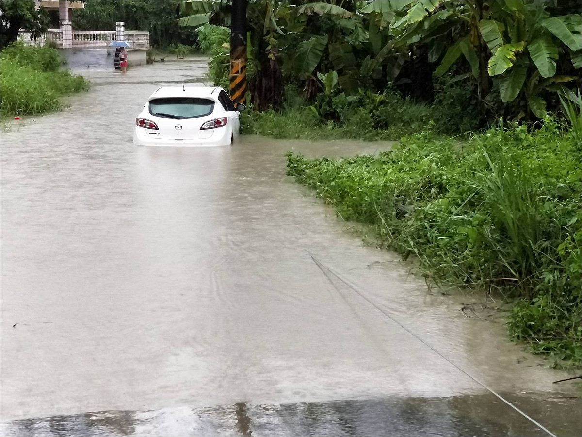 高雄市田寮區小滾水美勞橋車輛淹水受困，出動崇德分隊1車2人前往搶救，現場係汽車內受困3人順利救出，帶至安全處未受傷。 圖：讀者／提供