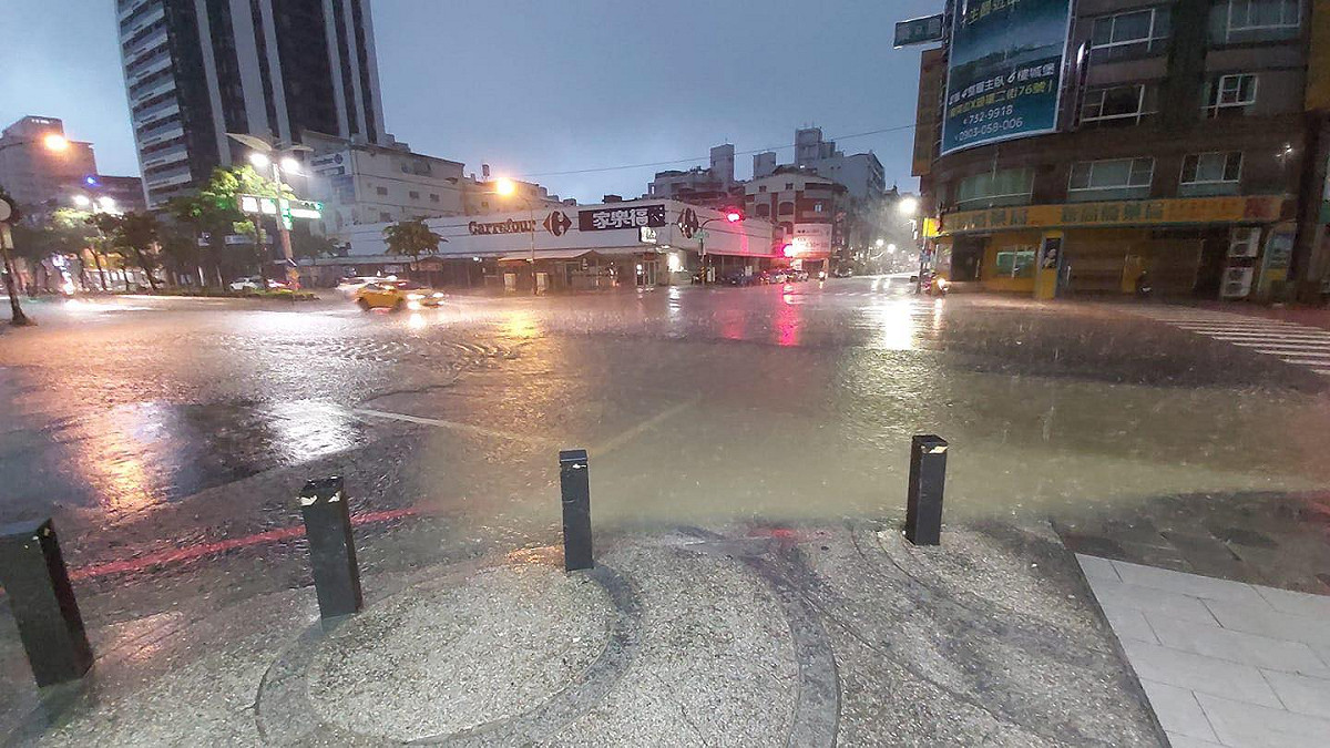 圖為今日七點高雄市一隅淹水情況。 圖：翻攝自高雄點臉書粉絲頁