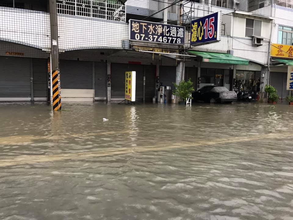 高雄仁鳳路淹水情況。 圖：翻攝自wecare高雄網友留言