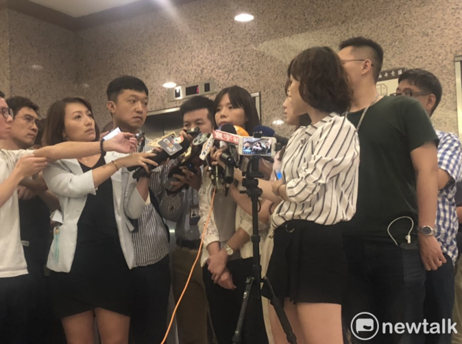 洪慈庸哽咽宣布退黨。 圖：陳佩君/攝