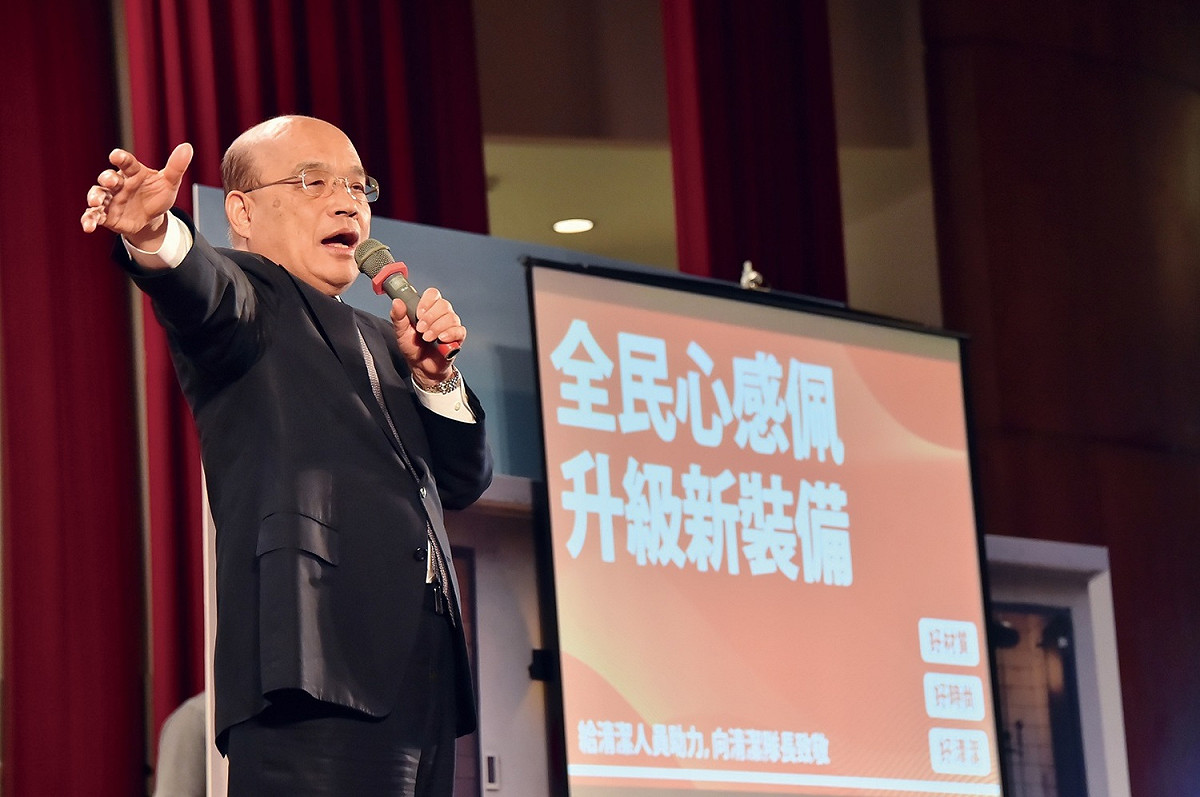 行政院長蘇貞昌今（13）日中午出席在圓山飯店舉辦的「向全國清潔人員致敬 因為有您環境更美麗」感恩餐會，他致詞時除了三度鞠躬向現場的清潔隊員致敬外，也帶來總值60億元的大紅包。 圖：行政院提供