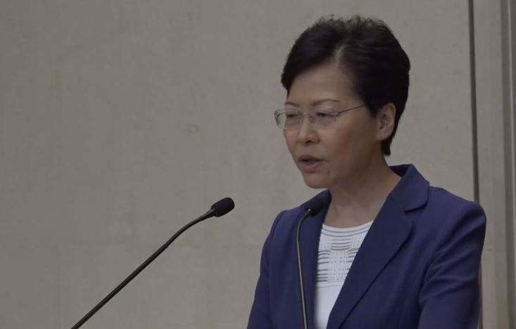 今（13）日香港特首林鄭月娥在8月11日警民衝突後首度出席記者會，回應媒體提問。 圖：翻攝臉書直播