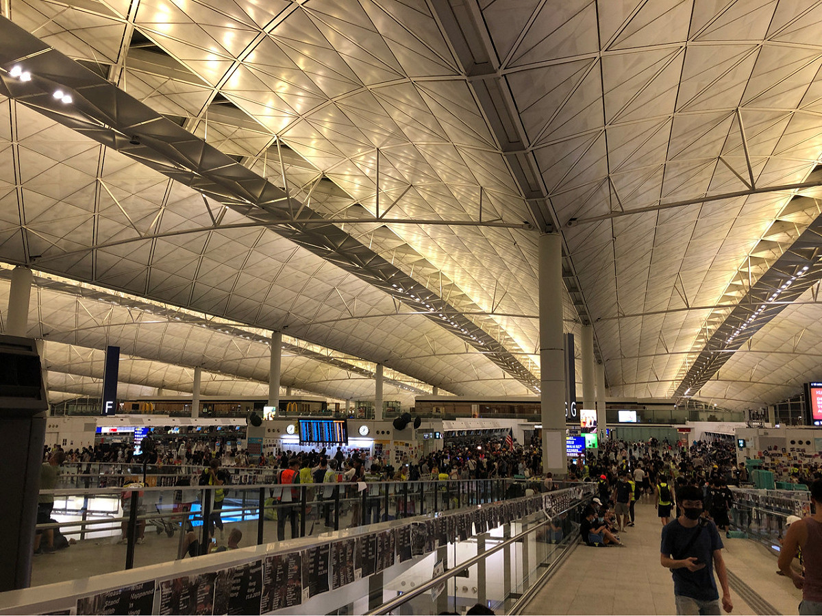 香港機場14日凌晨，示威者人潮略減，但仍有一定數量堵在出入口。 圖：翻攝PTT網頁/taipei5566貼文