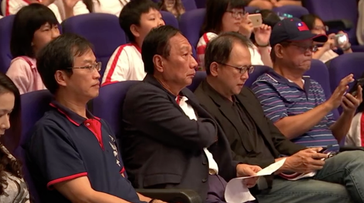 鴻海前董事長郭台銘（中）。 圖：翻攝自郭台銘臉書直播