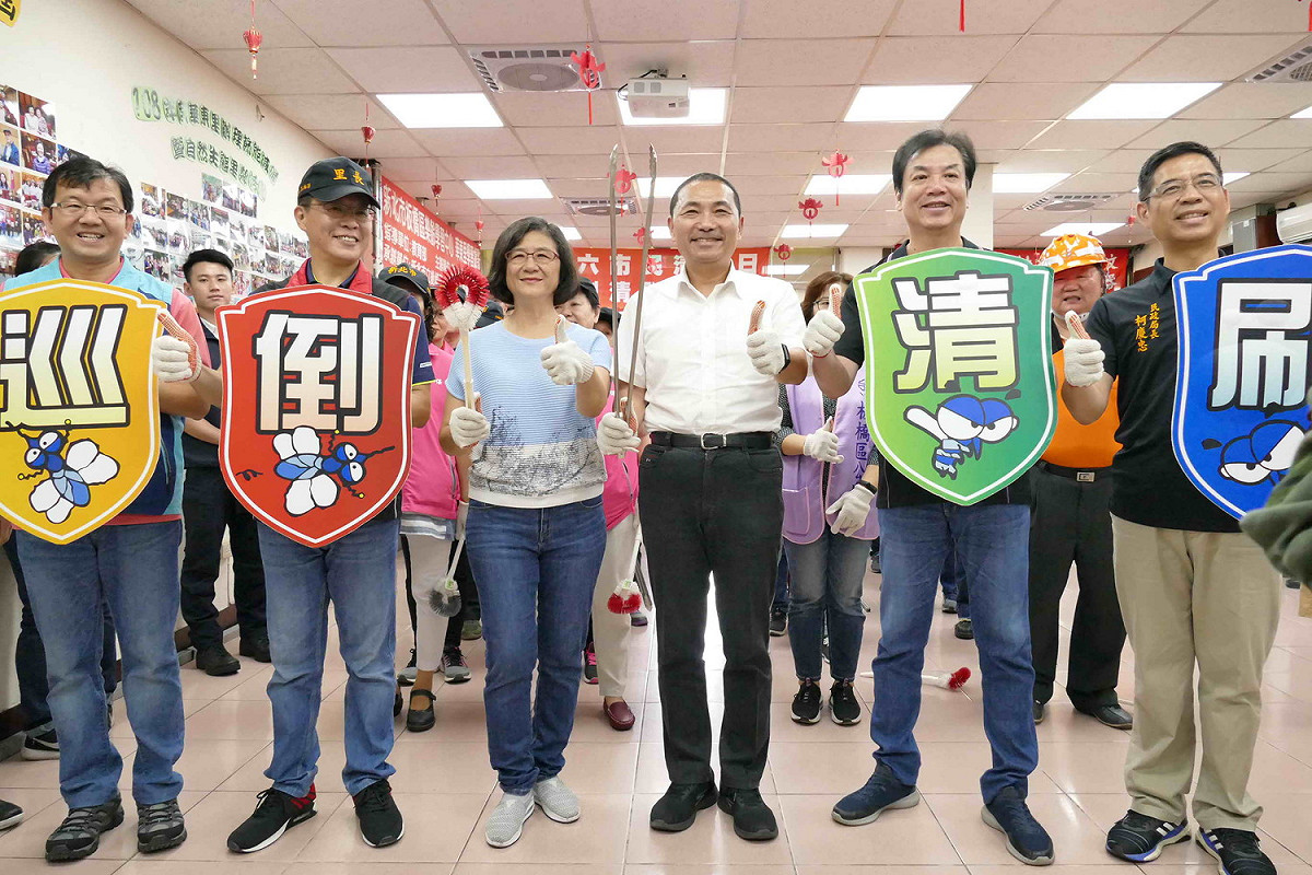 新北市長侯友宜為防制登革熱流行，本月10日剛率領相關局處首長到板橋區華東里，發動「市民清潔日」活動。 圖：新北市衛生局提供