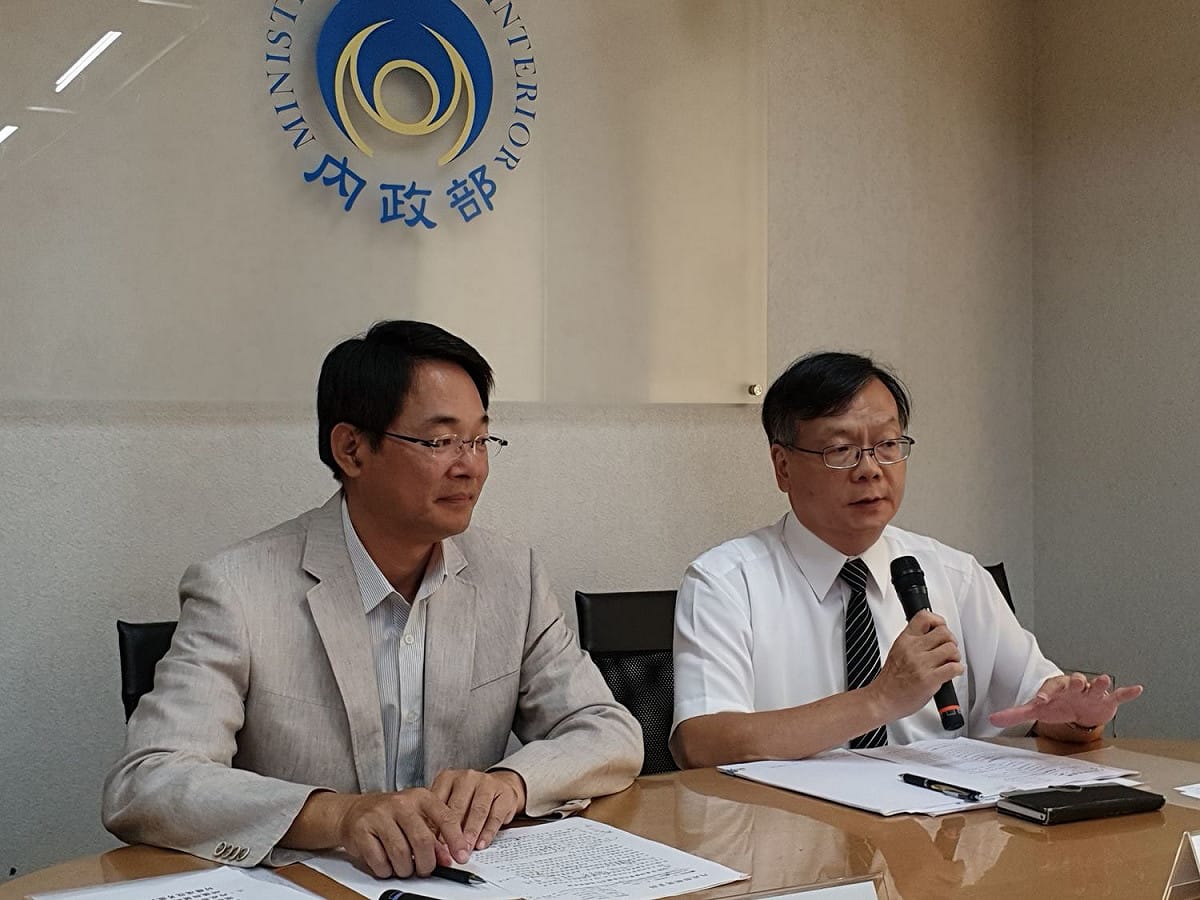 左邊是役政署副署長沈哲芳、右邊是營建署主秘王東永。 圖：內政部提供