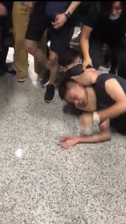 挨打的中國遊客。 圖：翻攝自微博