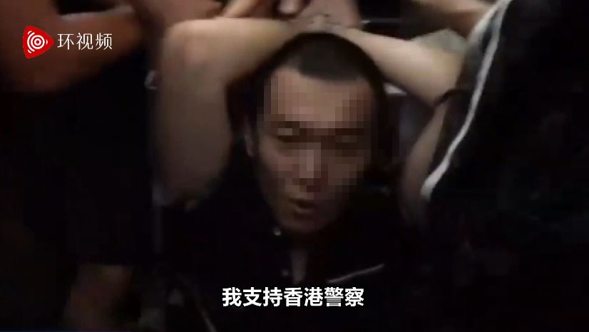 環球網記者付國豪在昨 (13) 日晚上，變裝混在香港機場的示威人群中，當被發現時他說自己支持香港警察，遭示威者們拘禁及毆打，直到今(14)日凌晨零點二十分才獲救。 圖：擷取自環視頻