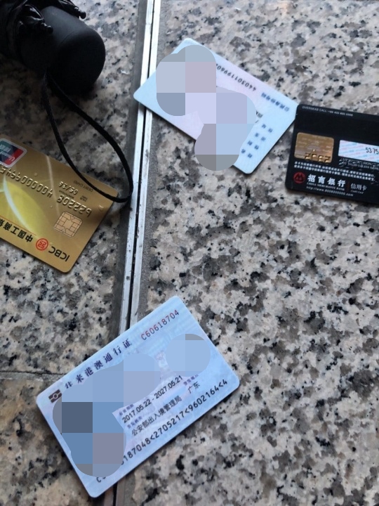 該男子的證件散落一地。 圖：翻攝自lihkg.com