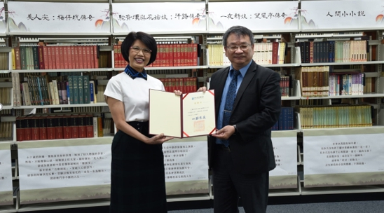 國立臺灣圖書館鄭來長館長(右)致贈王瓊玲教授(左)聘書及感謝狀。 圖／國臺圖提供