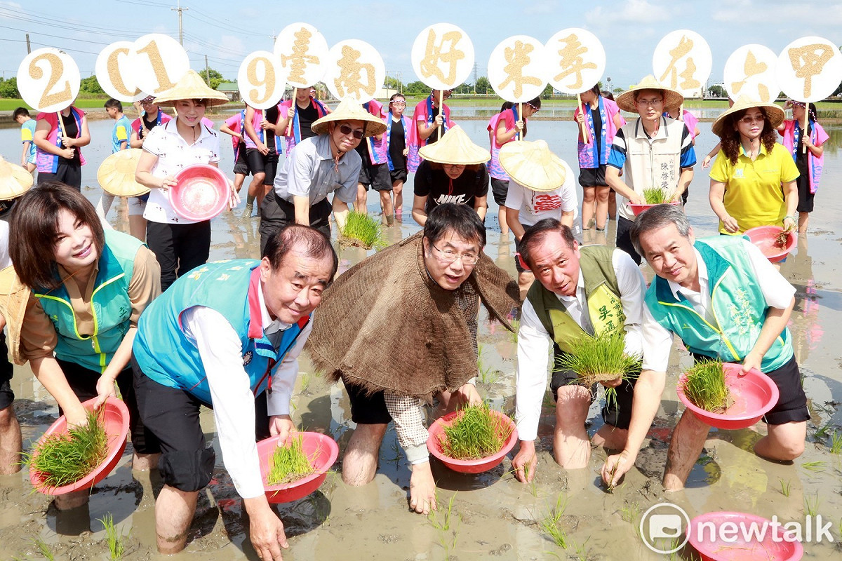台南市彩繪稻田活動今年移師台南第四大稻米產地六甲區舉辦，台南市長黃偉哲帶領眾人進行「拜田頭」祭天儀式，祈求耕作順利豐收，並邀請大家在10月上旬來台南觀賞彩繪稻田。 圖 : 黃博郎/攝