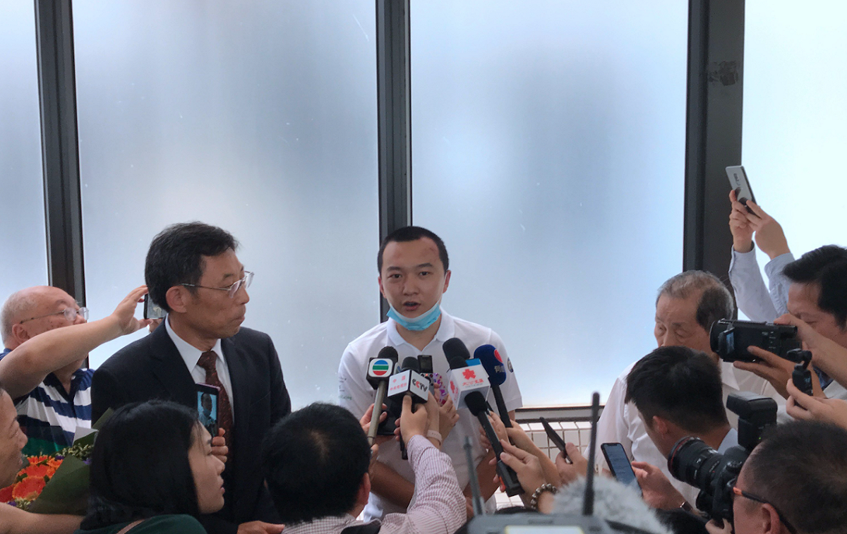 中國媒體環球網記者付國豪，在出院時舉行記者會。 圖：翻攝自環球網