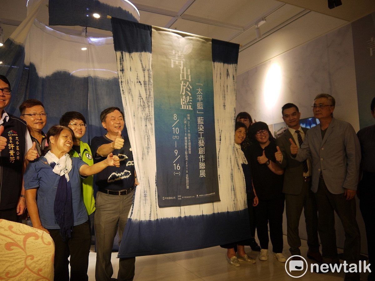 藍染工藝創作聯展在中友百貨創意平台揭幕。 圖 : 唐復年/攝