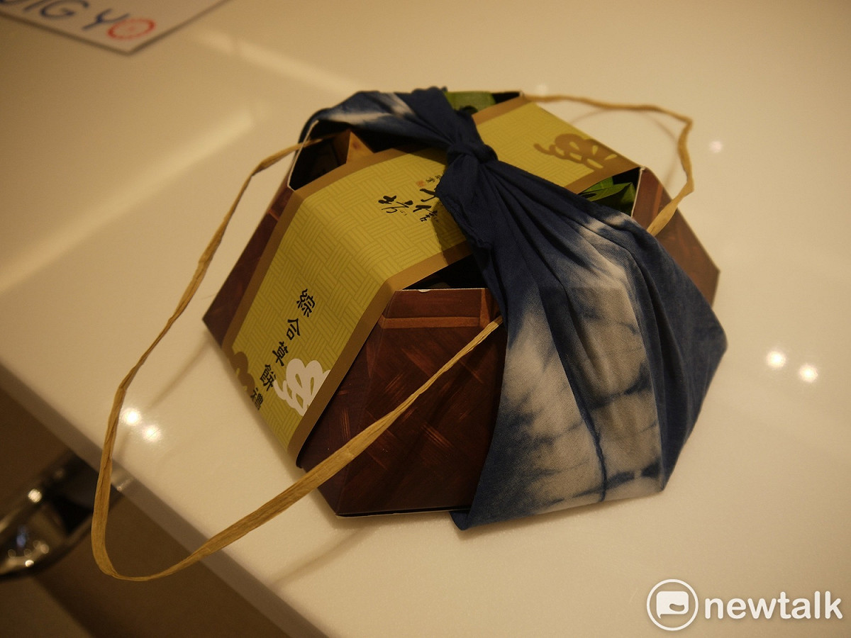 藍染作品用來包裝伴手禮，可讓伴手禮更添價值。 圖 : 唐復年/攝