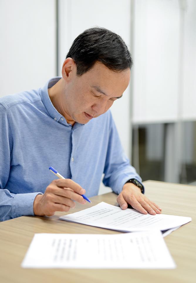 新北市前市長朱立倫預計14日晚間啟程訪美，稍早前在臉書發文，稱盼能為國民黨與美方溝通一些美台和兩岸關係的觀點。 圖：翻攝朱立倫臉書