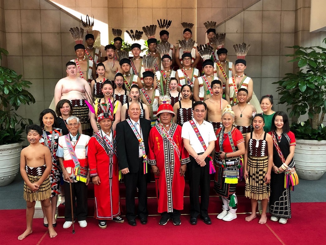 紐西蘭Ngāti Manu部落毛利族人與花蓮哈拉灣部落阿美族人在政院合影。 圖：原民會提供