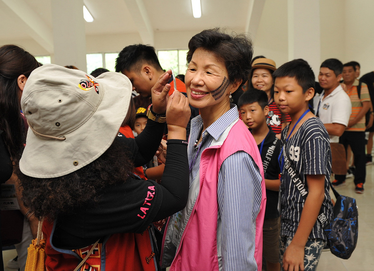 海基會董事長張小月今(14)日與陸配姊妹參訪屏東原住民族文化園區。 圖：海基會／提供