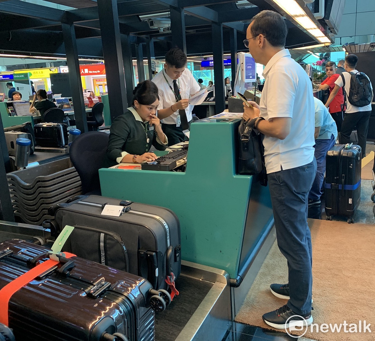 國民黨前主席朱立倫晚間搭機前往美國訪問，在長榮航空公司櫃台辦理登機報到手續。 圖：林昀真/攝