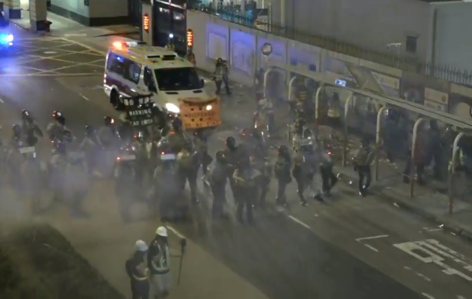 港人今天發起「激光燒衣積陰德祈福晚會」，晚間10時遭到深水埗警方發射催淚彈強勢清場。 圖：翻攝香港電台臉書影片