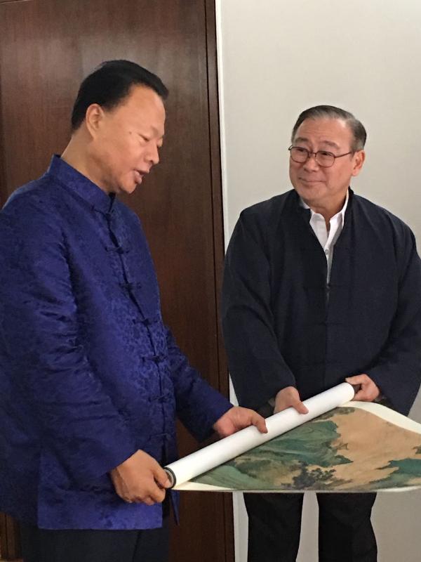 中國駐菲律賓大使館主動發布消息，駐菲大使趟建華（左）與菲律賓外交事務秘書小提奧多羅羅辛討論菲總統訪中工作。 圖：翻攝自中國駐菲律賓大使館推特